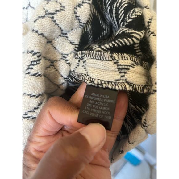 Elegant Gray Women's Crew Neck Sweater - Picture 3 of 6